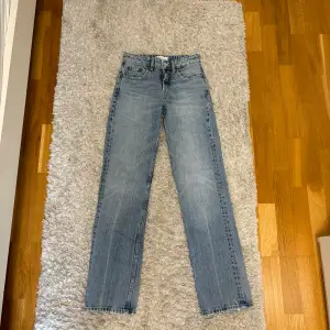 Säljer dessa sjukt snygga Zara Jeans som är i modellen straight och är mid waist!!💘💘 jättesnygga nu till hösten!!🍁🍁 Köptes för 399kr!!🤟🏻🤟🏻