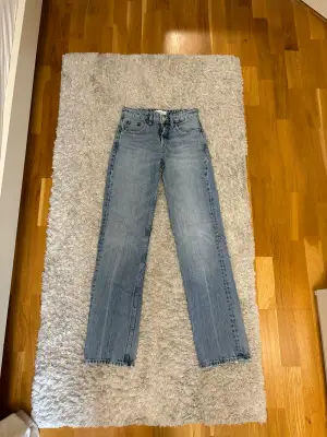 Säljer dessa sjukt snygga Zara Jeans som är i modellen straight och är mid waist!!💘💘 jättesnygga nu till hösten!!🍁🍁 Köptes för 399kr!!🤟🏻🤟🏻