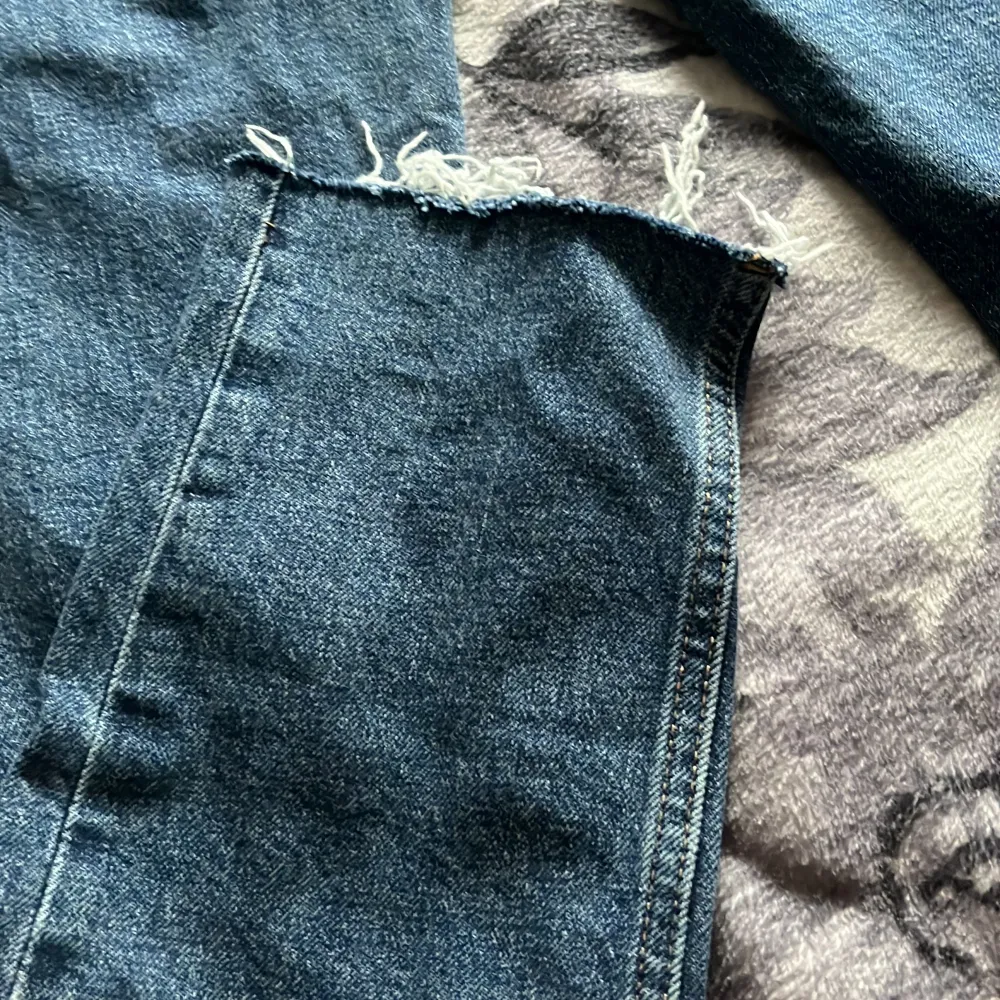 Blåa zara jeans med slitna knän. Lite skrynklig men inget som ett strykjärn inte kan fixa . Farkut & Housut.