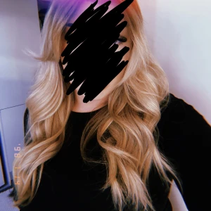 Äkta Hairtalk hairband  -  Väldigt fint omhändertaget och kommer i originalförpackning. Ser lite varmare ut på bild än det är i verkligheten, silvershampo funkar. Färgen 18/25/613. Sista bilden visar hur det ser ut på. I väldigt fint skick och så enkelt att använda.  Nypris 4760kr