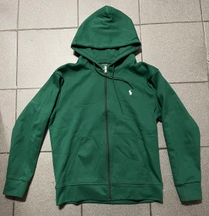 Ralph lauren Zip tröja - En sprillans ny Ralph lauren zip tröja fick den i present men den var för liten på mig det är storlek M men passar S och M.  Pris kan diskuteras!