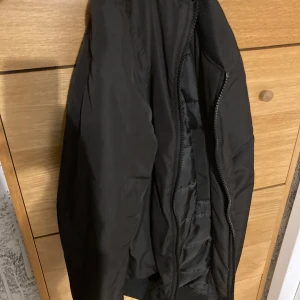 Bomberjacka  - Skön bomberjacka  Passar fint med hoodie och värmer bra. Den är det perfekta valet inför en kväll ute på krogen. 
