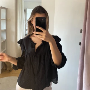 Svart blus  - Supersöt och fin blus både till fest och vardag ❤️🤗 från Zara 💕