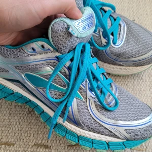 Brooks Gts 16 - strl 40,5 - Supersköna skor - lätta, bekväma med dunder dämpning.  Bra begagnat skick. Storlek: 40,5 Innermått: 26cm Kommer från djur- och rökfritt hem 
