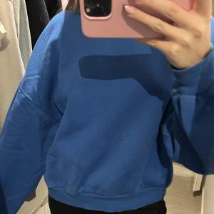 Säljer denna superfina sweatshirt från Nelly💙 I storlek xs men sitter mer som en S! I bra skick✨