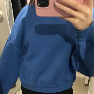 Säljer denna superfina sweatshirt från Nelly💙 I storlek xs men sitter mer som en S! I bra skick✨