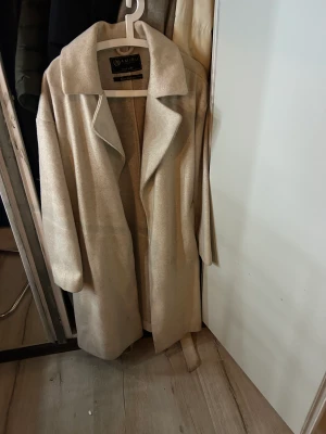 Ljusbeige kappa - Inget fel på skicket, säljer då den ej används längre. Superfin