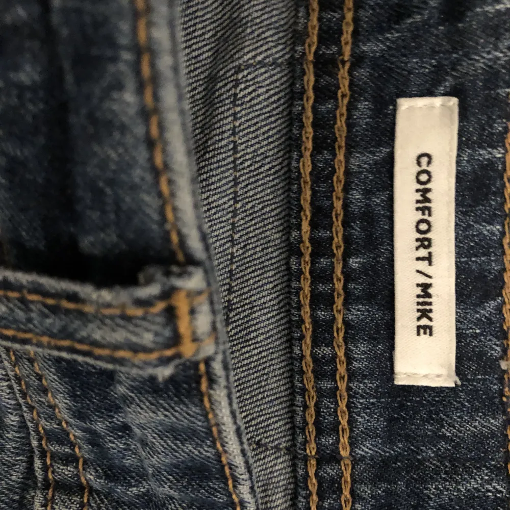 Ett par tvärsköna Jack & Jones jeans som tyvärr inte längre kommer till användning, dessa passar till allt. . Jeans & Byxor.