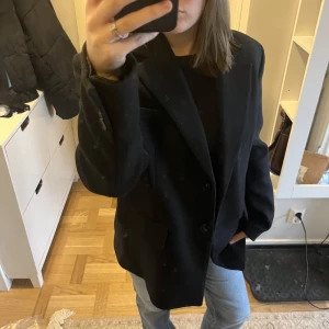 Kavaj  - Oversized jacka i kavaj model, använd ett fåtal gånger. Köparen står för eventuell frakt. 🌸