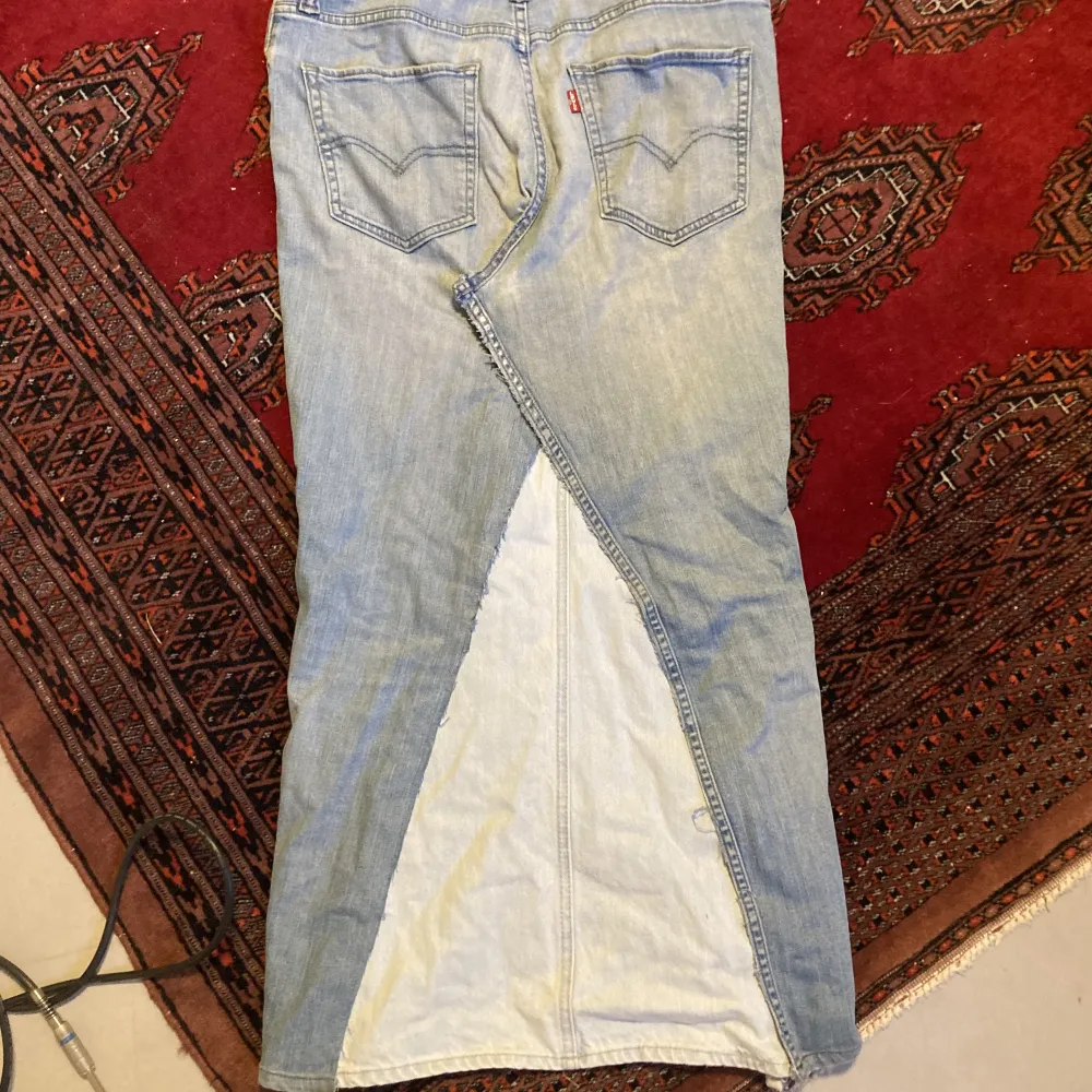 Sydde om ett par gamla levis jeans till en kjol och tänkte testa att sälja, har aldrig använt och den är i bra skick . Kjolar.