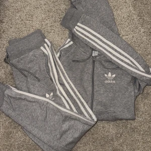 Adidas set  - Säljer mitt set från adidas båda delarna i storlek xs, använt ett fåtal gånger. Beställt från jd sport 