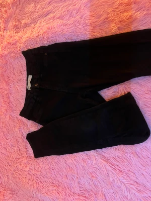 Jeans - Svarta skinny jeans 