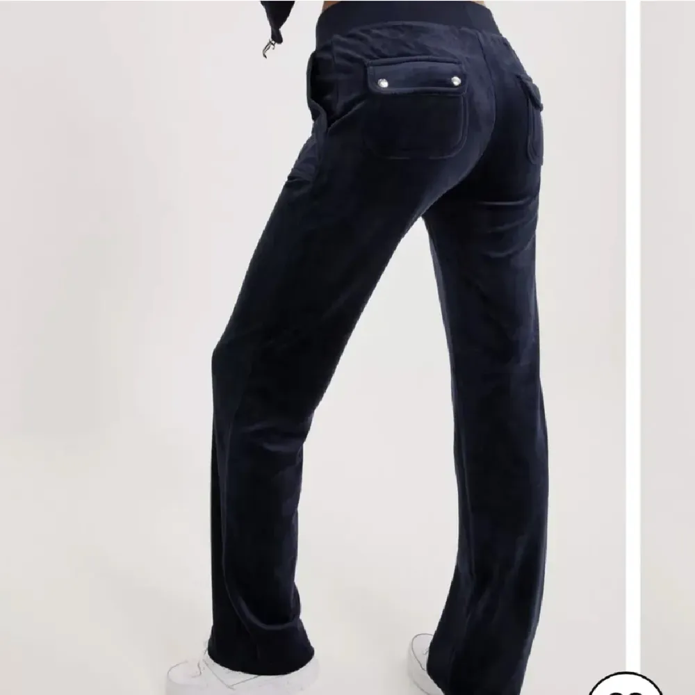 Säljer mina juicy byxor i väldigt bra skick då dem ej kommer till användning längre❤️ köpta i början av året 🥰pris kan diskuteras vid snabb affär!!. Jeans & Byxor.