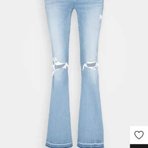 Low waist American eagle jeans  - Helt nya jeans med prislapp superpopulära på tiktok slutsålda i iprincip alla storlekar, storlek 4(27)xL passar mig som vanligtvis har 36 i byxor. funderar på att sälja kom gärna med bud!💕