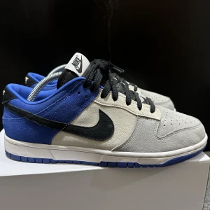 Nike  - Nike by you, egendesignade skor i mocka. Storlek 43 nästan som nya. Cond 9/10 