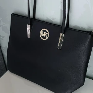 Väska - MK väska✨ Inte äkta! Säljs pga inte har kommit till användning. Du står för frakten💗