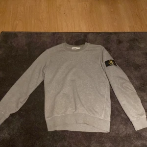 Stone island sweatshirt  - Säljer min stone island tröja då den inte kommer till användning, tröjan är i mycket fint skick. Bara att höra av sig vid funderingar!