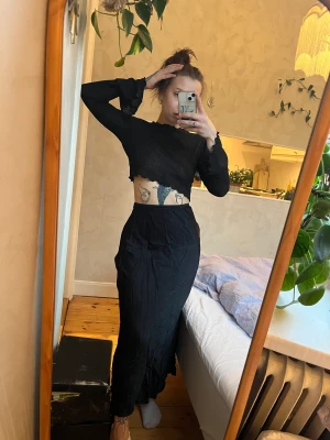 Satinkjol - Jättefin lång satinkjol från pull&bear sparsamt använd (skrynklig på bilden) strl M 