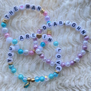 3 Taylor Swift friendship bracelet - Taylor swift frienship bracelet att behålla för dig själv eller ge bort till andra swifties under the Eras tour. Dessa armband är hemgjorda, elastiska och gjorda för att passa en genomsnittlig handled. För att bevara dem, undvik all kontakt med vatten.