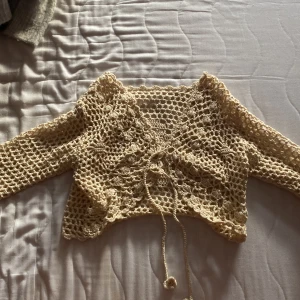 Egen virkad kofta - En egen virkad kofta med pärlor! 