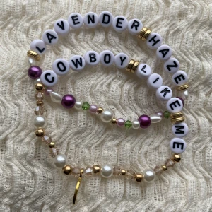 2 Taylor Swift friendship bracelets  - Taylor swift frienship bracelet att behålla för dig själv eller ge bort till andra swifties under the Eras tour. Dessa armband är hemgjorda, elastiska och gjorda för att passa en genomsnittlig handled. För att bevara dem, undvik all kontakt med vatten.