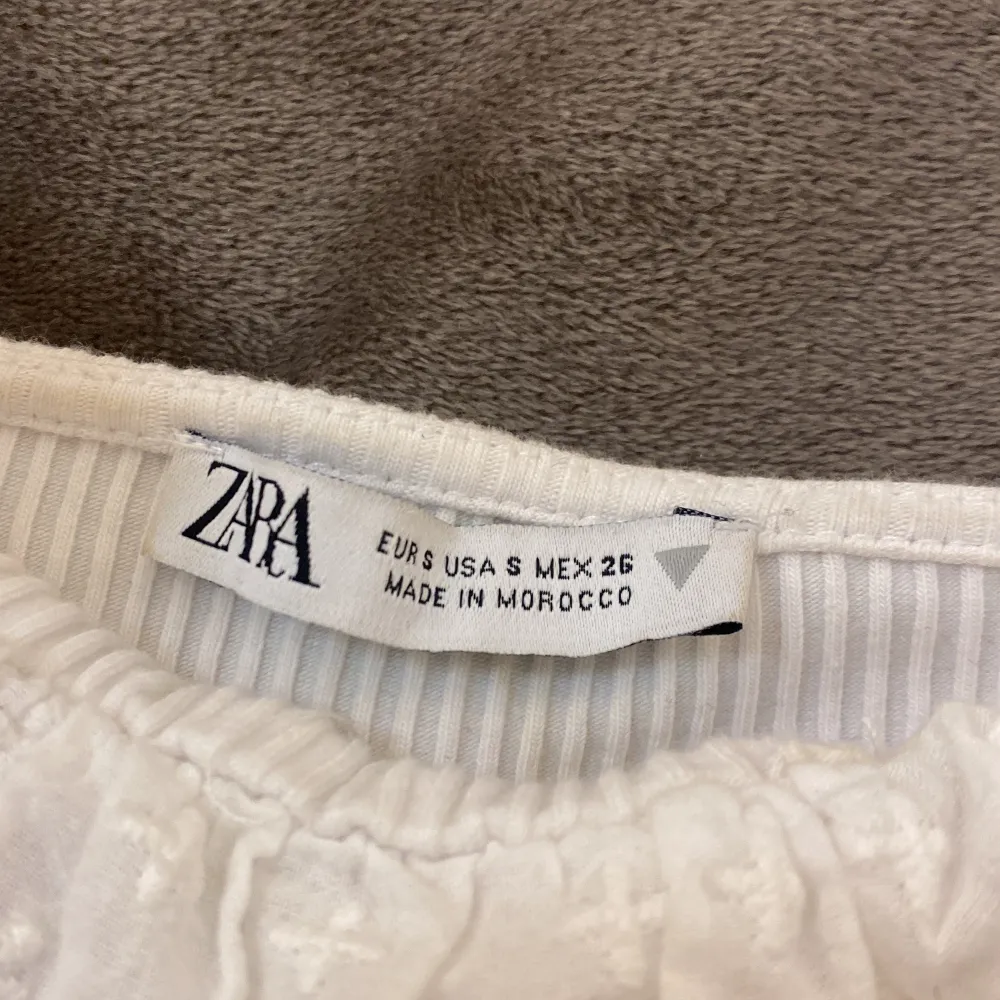 Supersött linne från Zara. Säljer för att den inte används. Skriv om du undrar något!. Toppar.