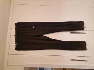 Puma mjukisbyxor  - Ett par mjukis/träningsbyxor från puma i storlek L. Använda men är i bra skick.