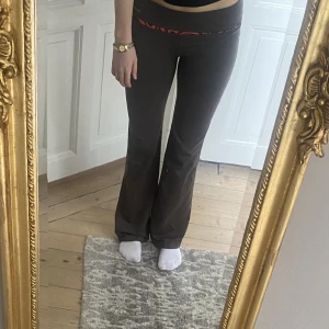 Lågmidjade yogapants - Supersöta lowrise utsvängda yogapants från Rebook tidigt 2000-tal💗Perfekt skick! Gråbrun färg med färgglad detalj. Passar typ S-M, de är stretchiga❤️Skriv vid funderingar och kolla in mina andra annonser!