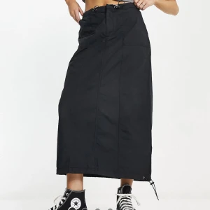 Kjol - Helt ny oanvänd kjol med en snygg dragsko! Från märket Cotton on. Originalpris 450kr, prislapp kvar