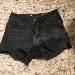 Snygga shorts - Jättesnygga jeans shorts i jättebra skick!!!💗
