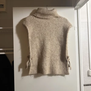 Stickad tröja - Denna är otroligt skön att ha på sig men kommer tyvärr inte till användning för mindre. Säljer den för 200 pluss att köparen står för frakten. Självklart går det alltid att prata om priset 💗