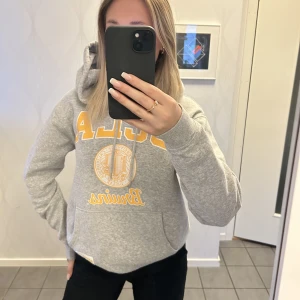 Hoodie - Hoodie från H&M som är använd fåtal gånger!😇