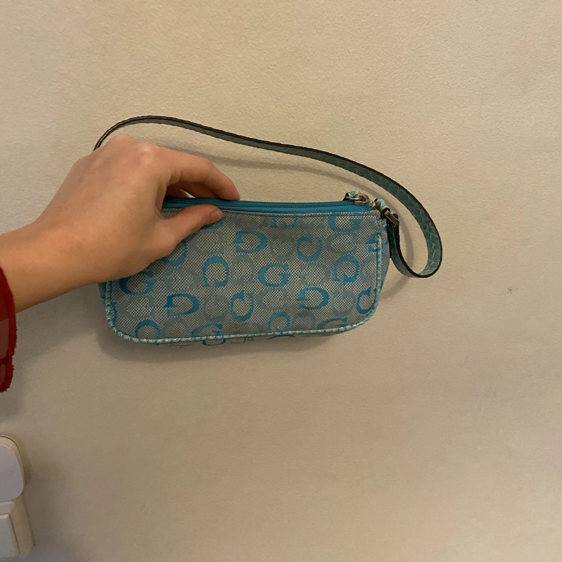 Guess handväska  - 90