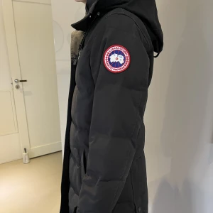 Canada goose vinterjacka dam - Canada goose parka jacka.  Köpt för 2 år sedan ungefär, och används inte längre då den är för liten. Väldigt bra skick. Strl XS.  Nypris: ca 19000. Avtagbar päls.  Pris: 5500 eller högst bud. Skriv för mer info/bilder.  Står ej för fraktkostnad. 