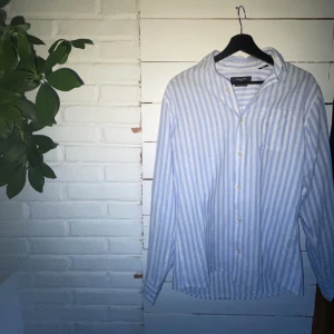 blårandig skjorta  - säljer denna skjortan som aldrig kom till användning, skitfet till sommaren.  slutsåld hos nlyman :) 