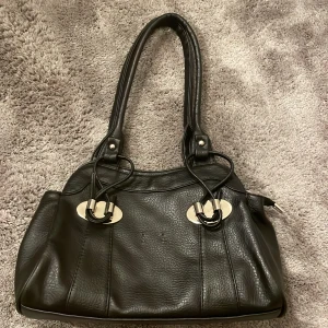 Svart väska  - Svart väska 