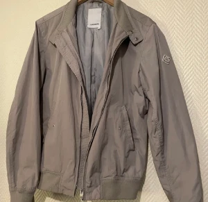 Jacka  - Säljer denna fina jackan då min kille inte har använt den sen den köptes, ny skick 