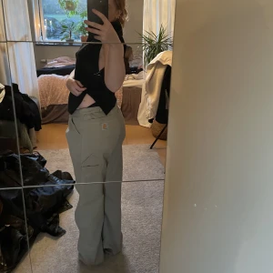 Carhartt byxor - Beige Carhartt byxor i nyskick🙌🏼kommer inte till användning längre.