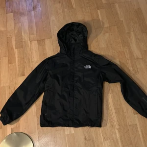 North Face reng jacka  - Nu säljer jag min North face jag på grund av den inte kommer till användning. Jacka köpt för lite mer än ett år sedan men har använt ungefär 10-15. Pris kan diskuteras. Fråga om ni är intresserade av flera bilder. Kan byta något mot jackan också 