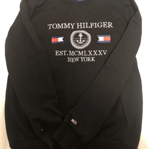Tommy hilfiger tröja  - Hej säljer min Tommy hilfiger tröja som är använd få gånger.vid frågor eller funderingar så skriv gärna till.