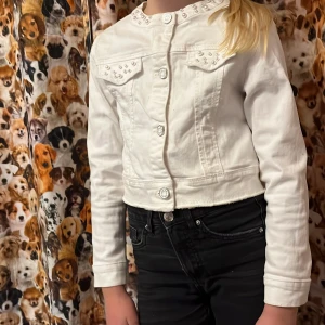 Vit jeansjacka - En jättefin jeansjacka med pärl detaljer. Nått tecken på användning men i jättebra skick!✨