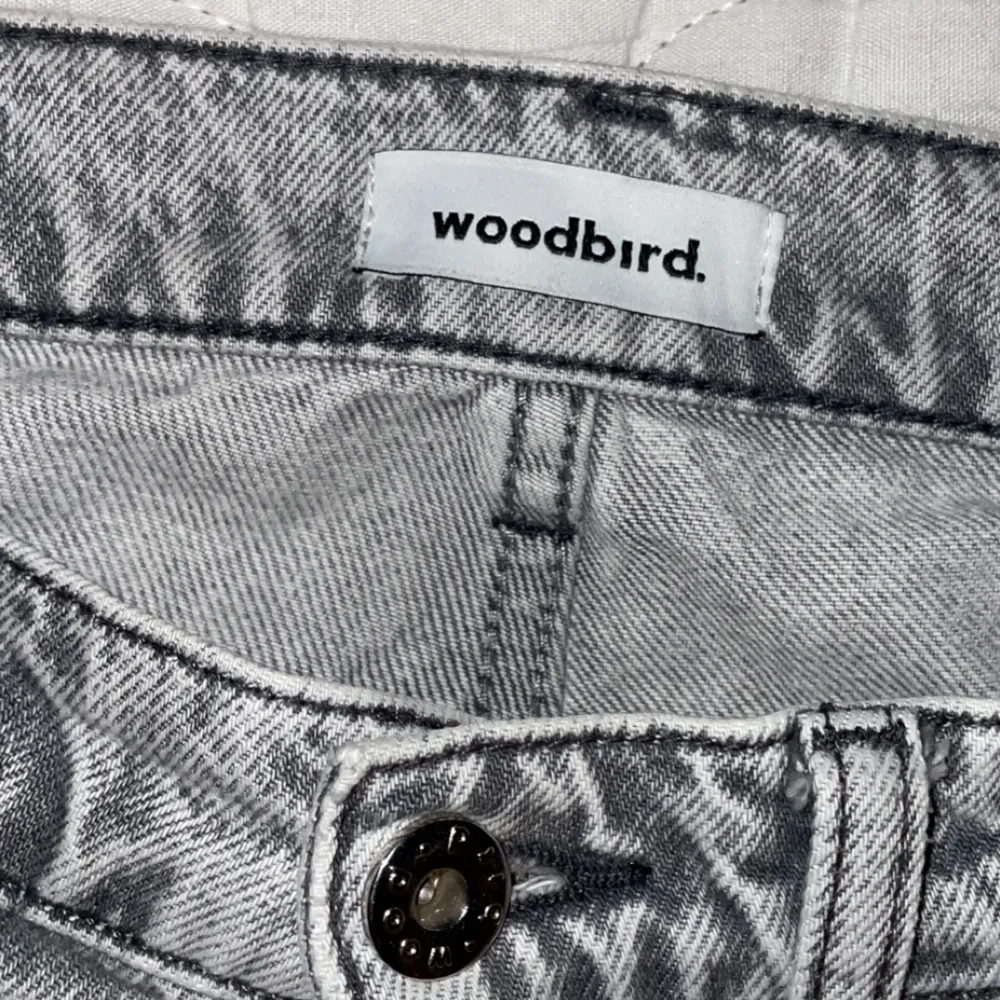 Säljer nu mina gråa woodbird jeans eftersom jag ej har nytta för dom. Köpt för 1200kr. Priset går absolut att diskutera!. Jeans & Byxor.