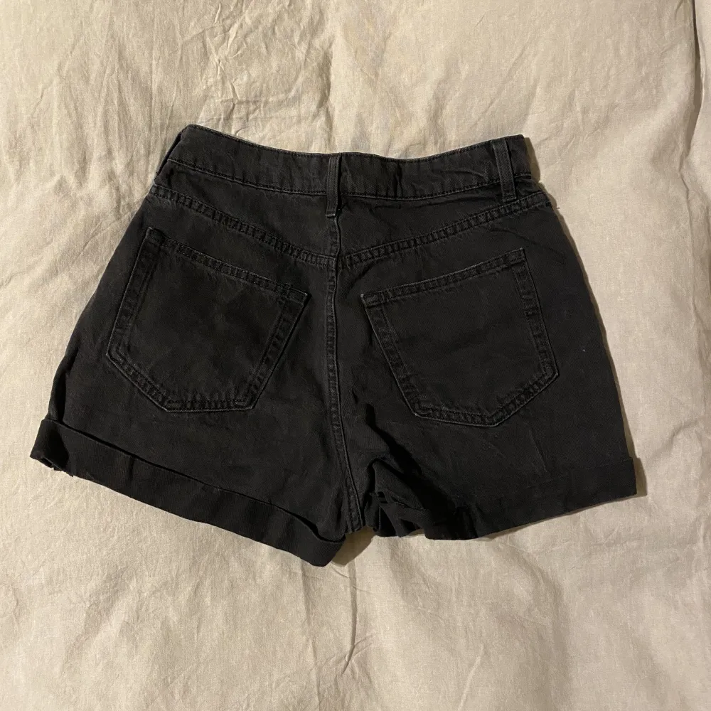 Svarta jeansshorts från HM🖤 Fint skick Storlek 38 men är mer som 36. Shorts.