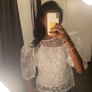 Puffärmad vit blus🤍 - Säljer denna vita blus från Gina Tricot! Aldrig använd, inte riktigt min stil🙌 passar perfekt till lite finare tillfällen💘🤗 