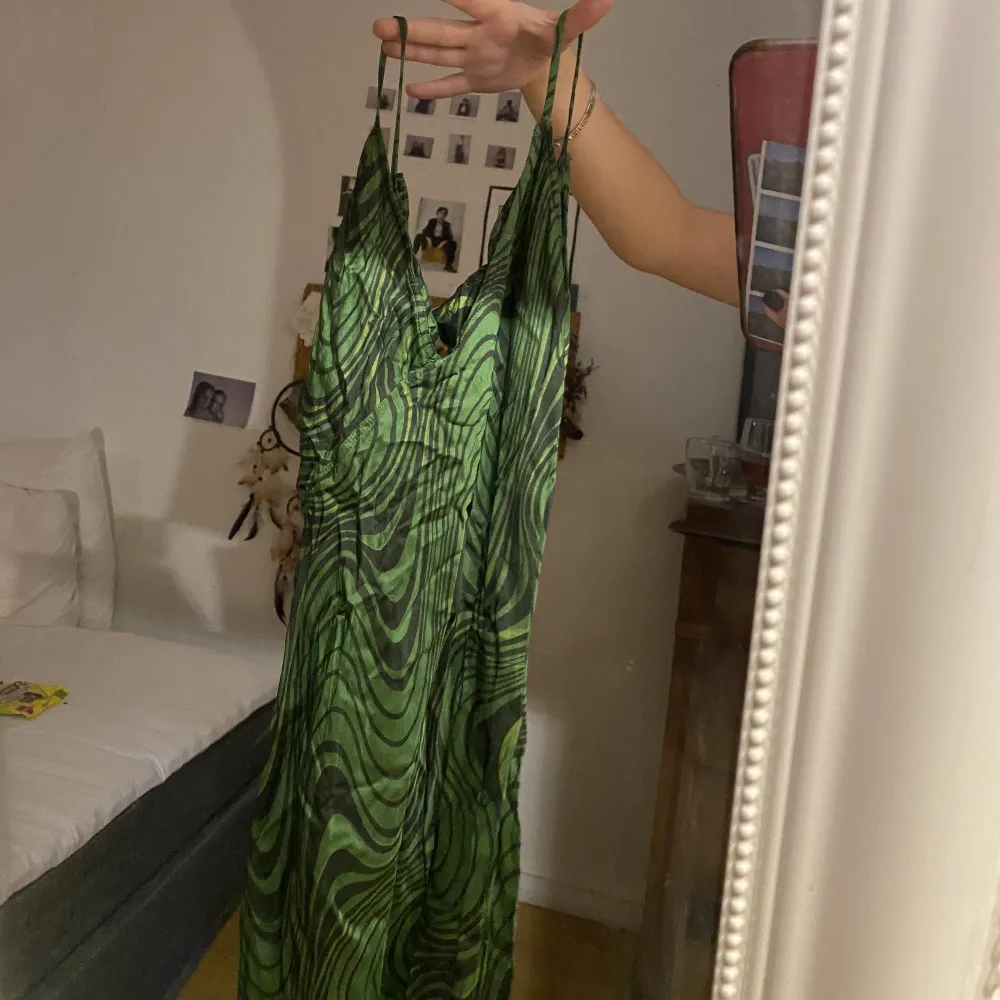 Grön klänning ifrån zara. Enbart använd en gång på nyår för ca 2 år sedan!. Klänningar.