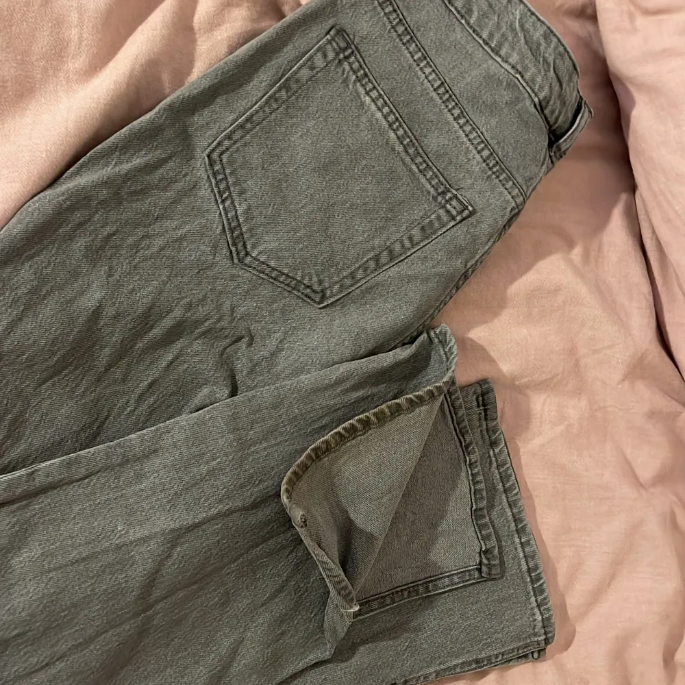 Raka jeans med slits på benen och drop midja. Använd några gånger men nästan som ny. Jeans & Byxor.