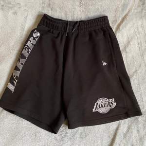 Jag säljer ett par Leakers NBA shorts i  nyskick. Köpt på footlocker butiken i Stockholm.