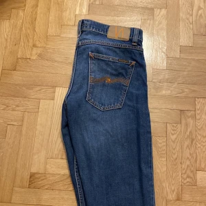 Nudie jeans - Nudie jeans modellen ”lean dean” slim fit modell snygga jeans. Skick 10/10 aldrig använda kvitto finns. Stl W 30 L 32 fråga om mer bilder eller prisförslag 