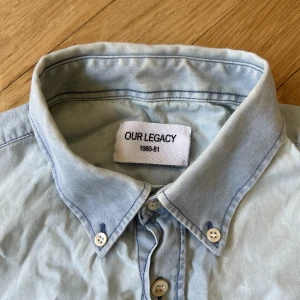 Our Legacy Chambray skjorta - Fin Our Legacy Chambray skjorta med oxford krage, bra skick med missfärgad