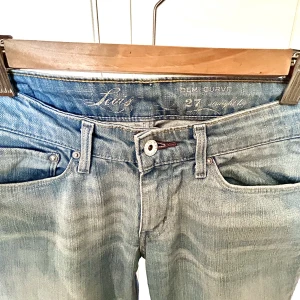 Levi’s jeans - Blåa lågmidjade bootcut jeans🦋Supersnygga men säljer då de inte passar mig tyvärr. Innerbenslängden är 77 cm och midjemåttet är 80cm (låg midja)